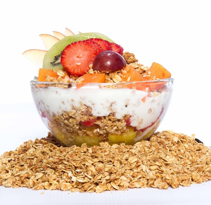 Bol de yogur, cereales y frutas